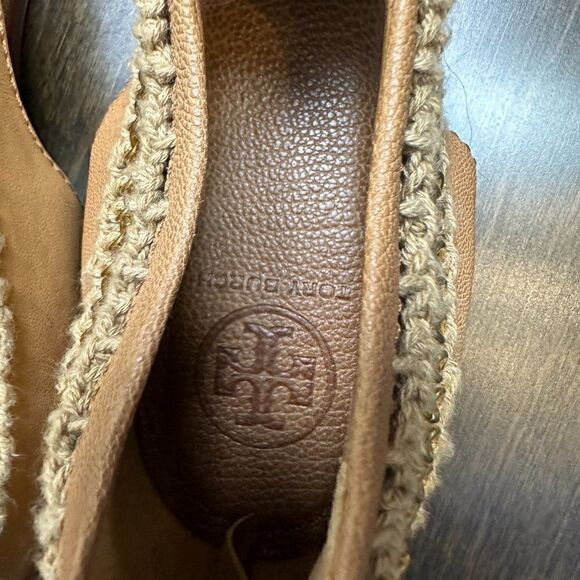 𝅺EUC Tory Burch Sandals, Tan/Brown with Gold chain Accent, Size 8 - Picture 3 of 7